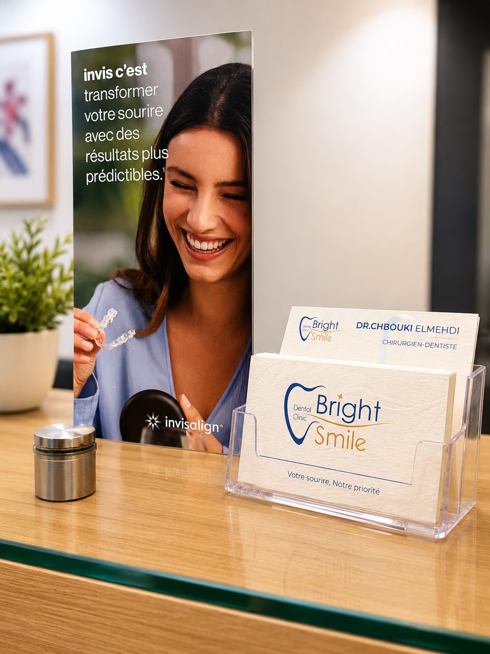 Accueil de Bright Smile Clinic à Casablanca avec cartes de visite du Dr. El Mehdi Chbouki