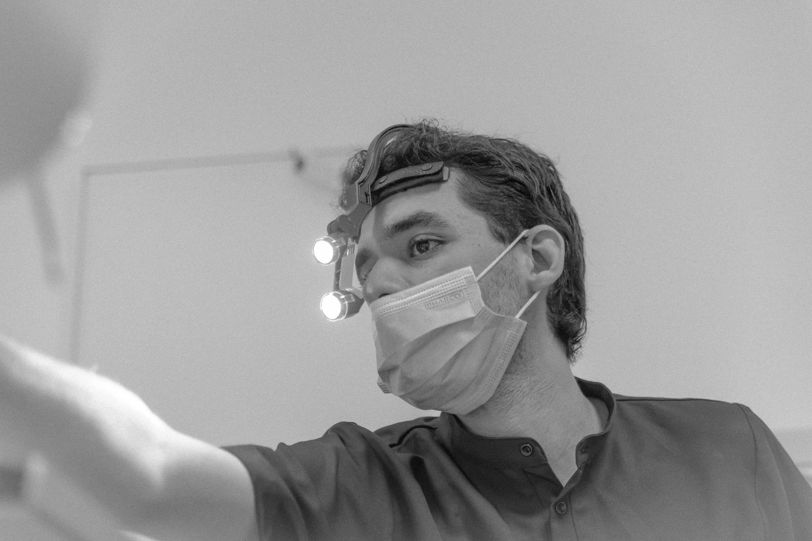 Dr. El Mehdi Chbouki, chirurgien-dentiste, en soins avec loupes et éclairage frontal
