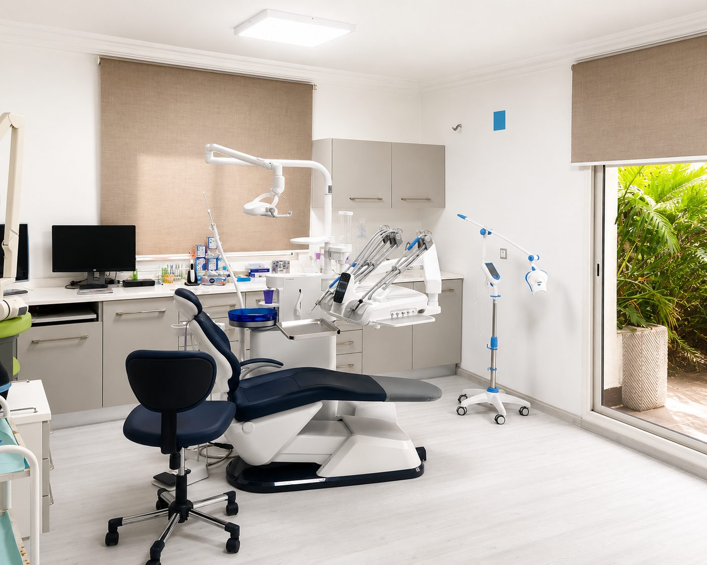 Salle de soins moderne de Bright Smile Clinic avec fauteuil dentaire et équipement de pointe